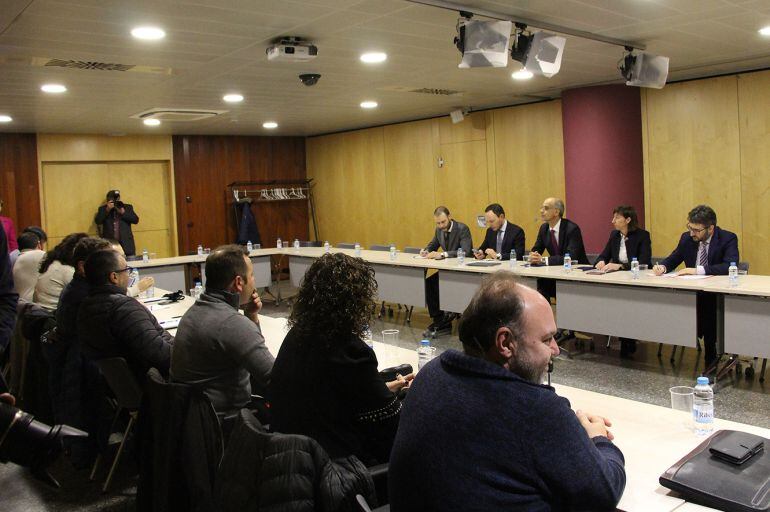 Sindicats i Govern en la reunió mantinguda avui per renegociar alguns dels punts més polèmics de la nova llei de la Funció Pública.
