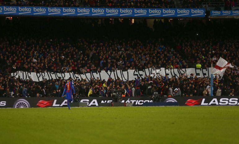 Pancarta on es pot llegir &quot;RCDE Primer negoci &#039;xino&#039; sense final feliç&quot; desplegada per aficionats del Barça durant el partit contra l&#039;Espanyol