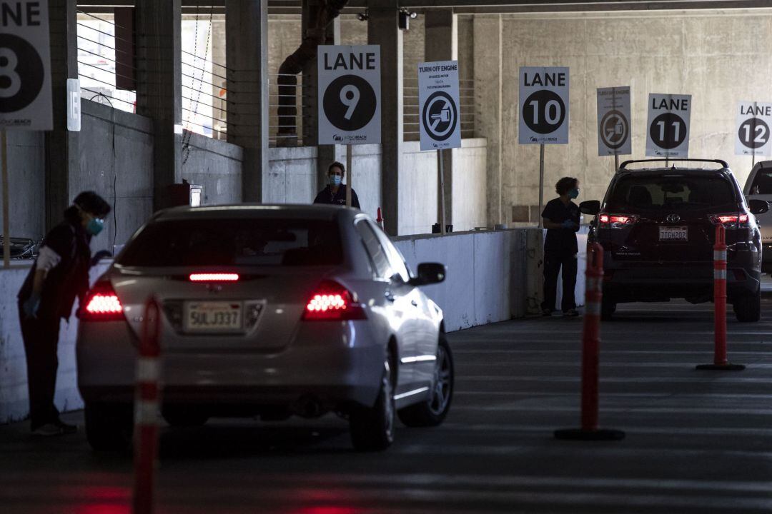 Personas se vacunan contra el Covid-19 en sus automóviles en el Centro de convenciones en Long Beach, al sur de Los Ángeles, California. 