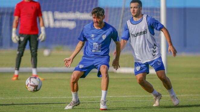 Jozabed y Ramón se disputan el balón en un entrenamiento