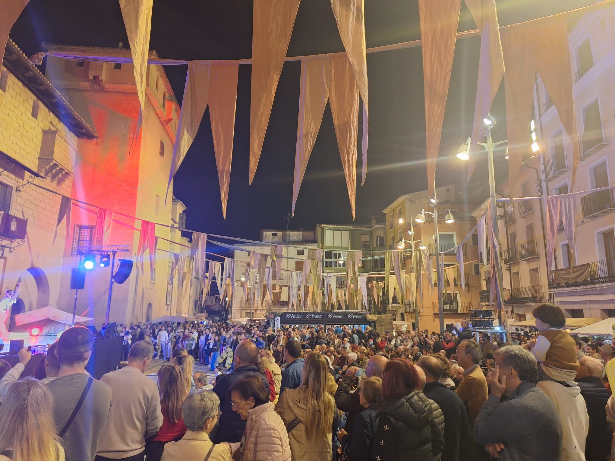 Aspecto de la plaza del Palau Comtal antes de la clausura de la 679 Fira de Tots Sants