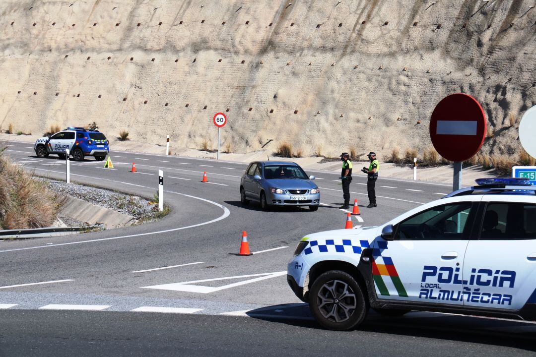 La Policía Local de Almuñécar controla los accesos al municipio