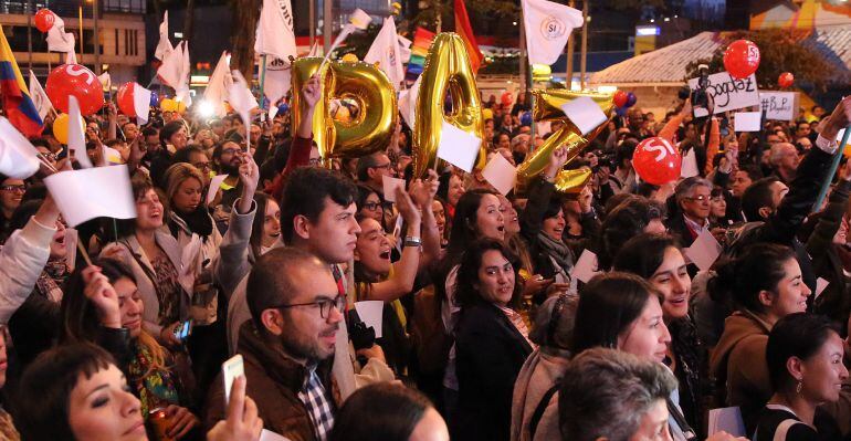 Personas siguen la transmisión por televisión de la firma del acuerdo final que cierra las negociaciones de paz desarrolladas en La Habana durante los últimos cuatro años entre el Gobierno de Colombia y las FARC.