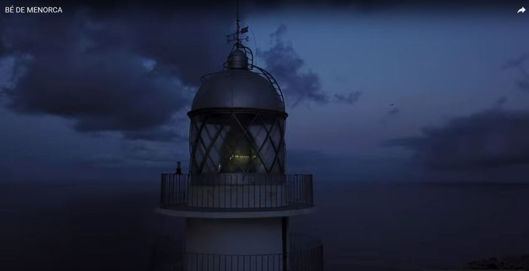 El primer fotograma del vídeo promocional de la campaña muestra un faro