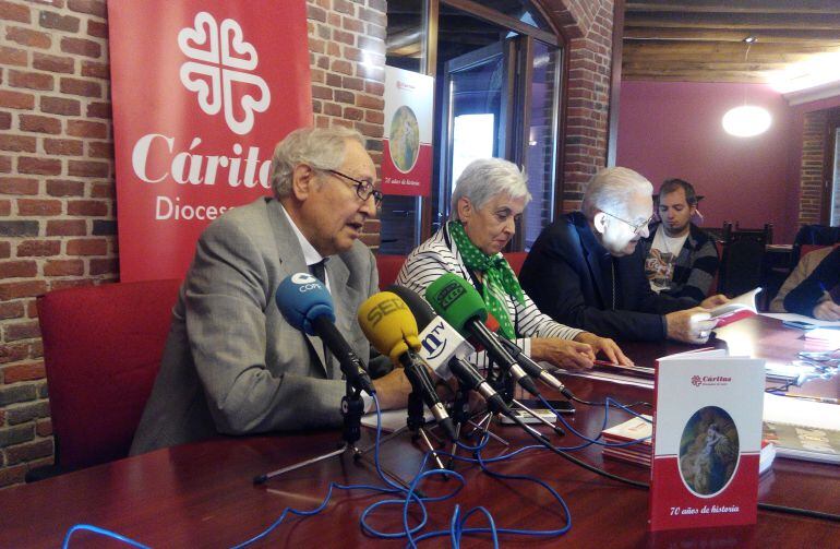 La directora de Cáritas Diocesana en León, Beatriz Gallego (en el centro), durante la presentación de un libro