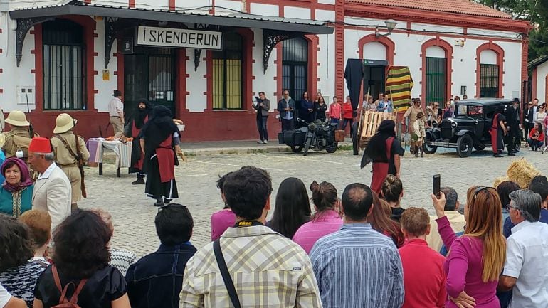 Momento de la representación del espectáculo del XXX aniversario del rodaje de Indiana Jones.