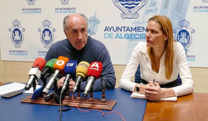 El alcalde de Algeciras, José Ignacio Landaluce, junto a la teniente de alcalde, María Solanes.
