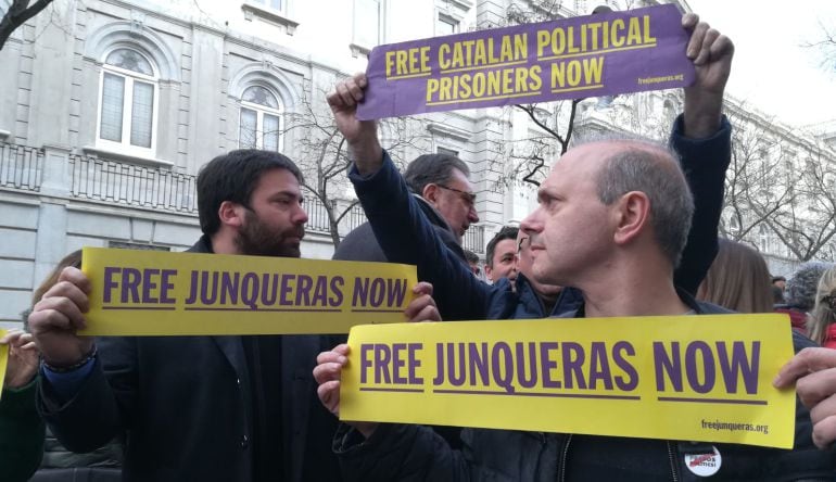 Manifestantes en apoyo a los encarcelados en la puerta del Supremo hoy