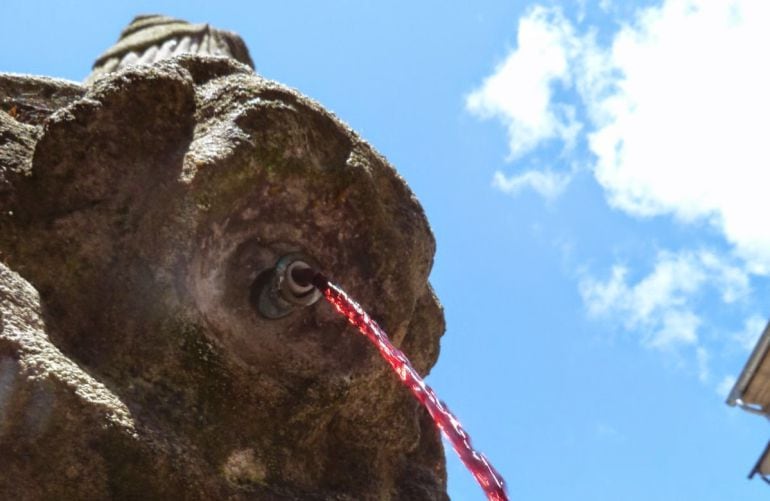 La fuente de San Vicente, en la Plaza del Campo, volverá a manar vino en su tradicional milagro, después de dos años de parón por la pandemia.