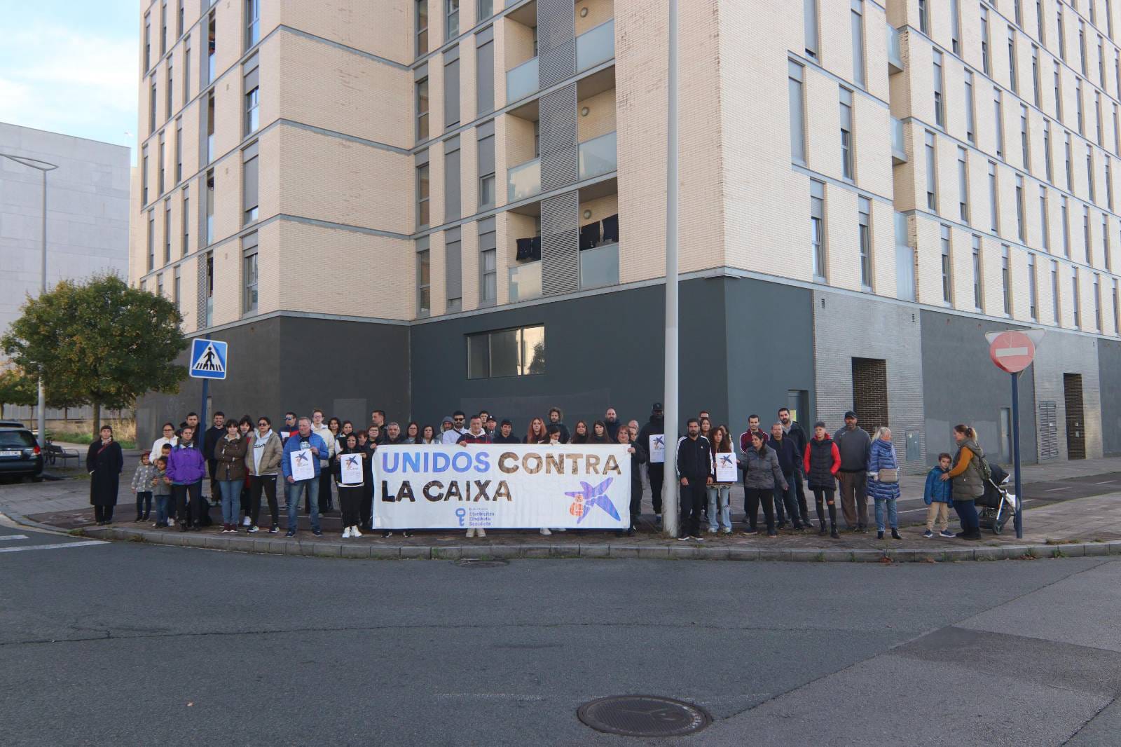 Inquilinos afectados por los alquileres de InmoCaixa manifestándose.