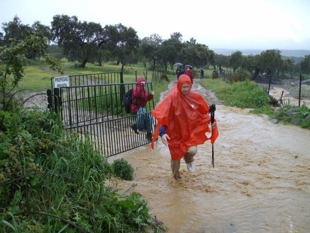 Aristóteles Moreno y el club de montañismo LLega como puedas, tratan de sortear los caminos inundados de Fuente Obejuna. La Recompensa. Hoy por Hoy Córdoba.