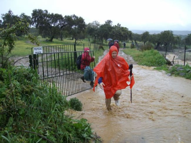 Aristóteles Moreno y el club de montañismo LLega como puedas, tratan de sortear los caminos inundados de Fuente Obejuna. La Recompensa. Hoy por Hoy Córdoba.