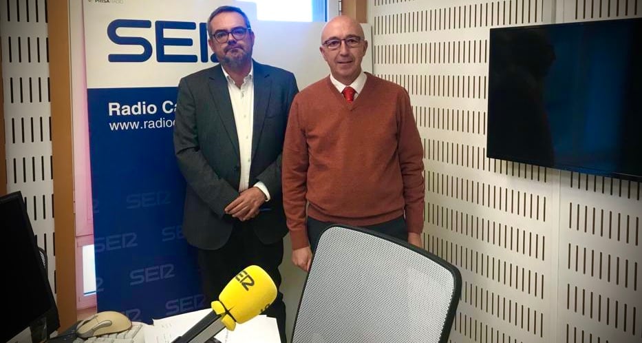 Javier Cabeza de Vaca, a la derecha, y Javier Fernández, en los estudios de Radio Cádiz