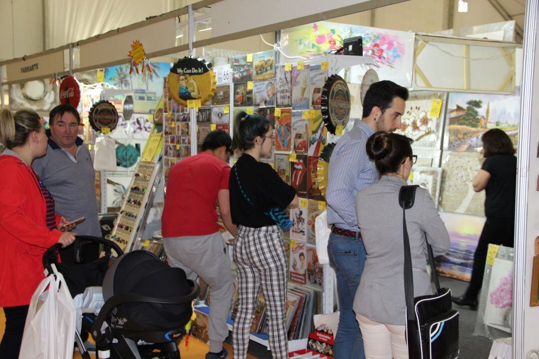 Un grupo de personas observa los productos de uno de los expositores de decoración en la pasada edición de la Feria Comarcal de Cuéllar