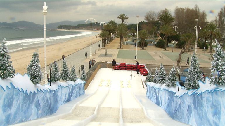 La playa de Samil acoge este tobogán para deslizarse en colchoneta durante las Navidades.  