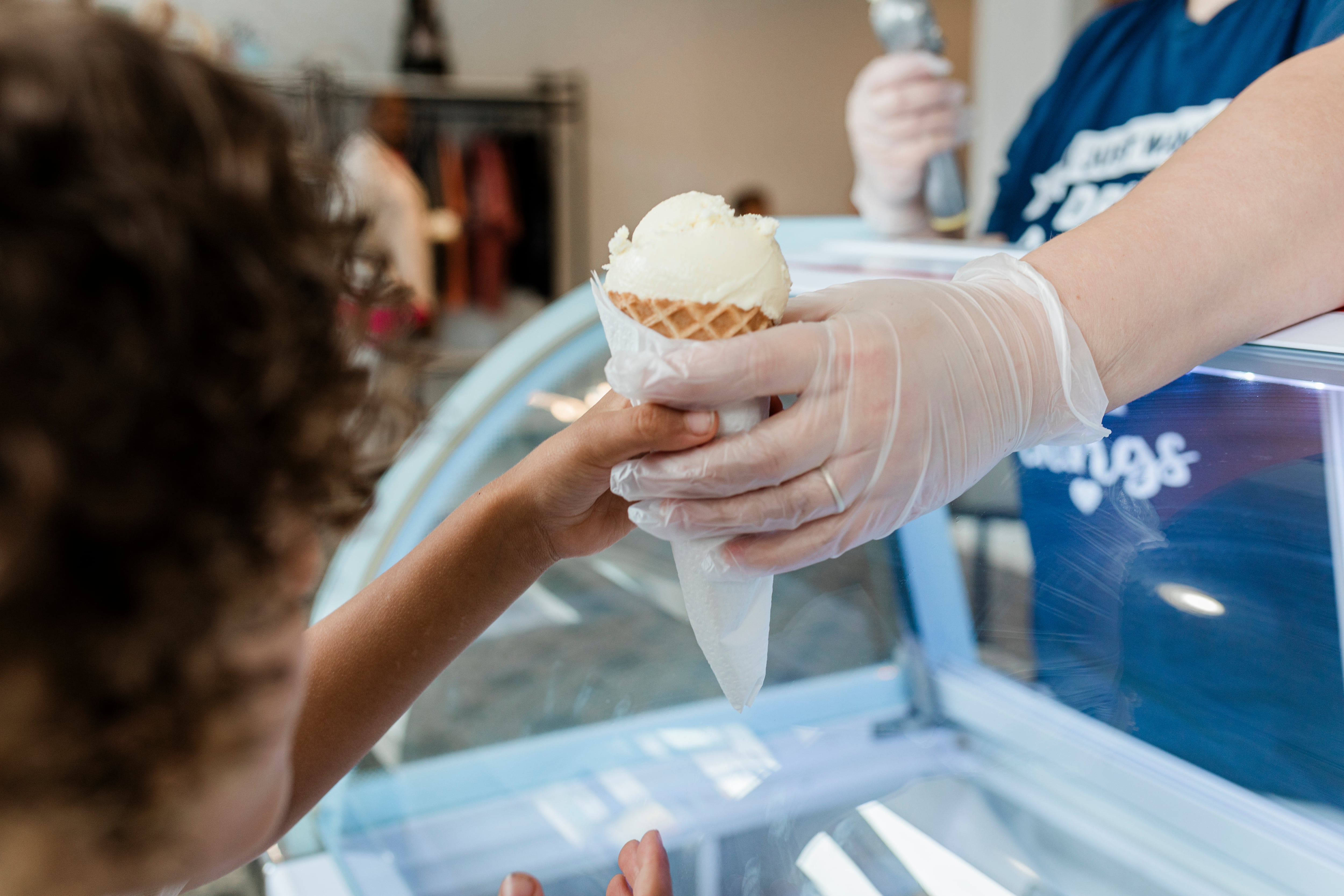 Un chico pide un helado