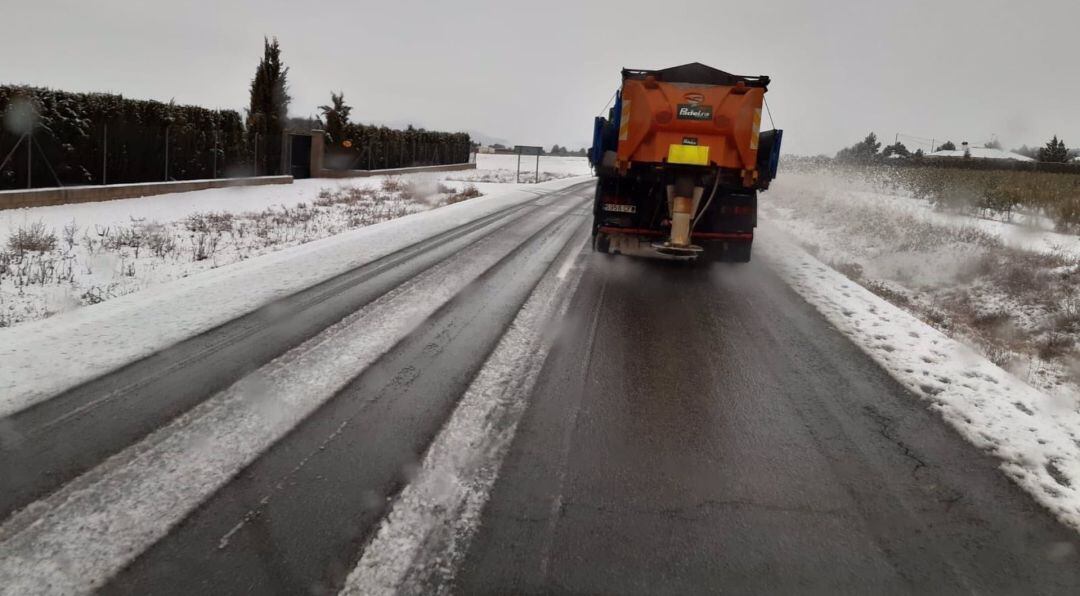 Imagen de los efectivos del Plan de vialidad invernal de la Región trabajando en Yecla para garantizar la seguridad vial