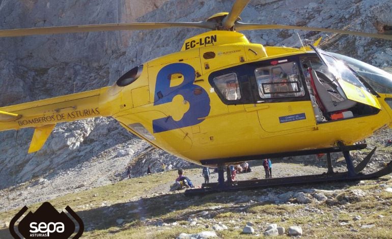 El Helicóptero de Bomberos de Asturias durante un rescate en Cabrales en una imagen de archivo.