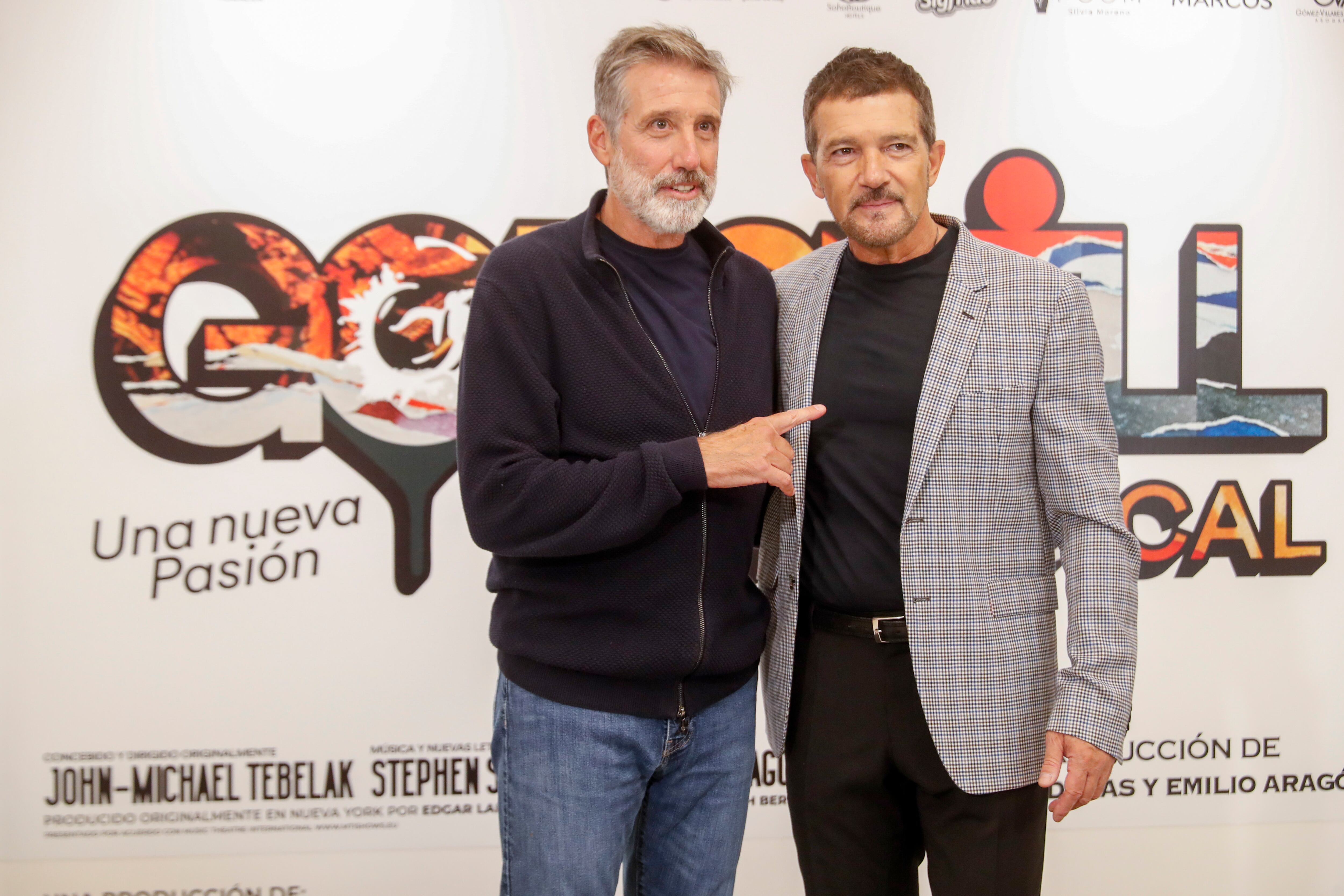 MÁLAGA, 03/11/2022.- Los productores del musical, el actor Antonio Banderas (d) y el humorista hipano-cubano Emilio Aragón (i), a su llegada al estreno de &quot;Godspell&quot;, hoy jueves en el Teatro del Soho, en Málaga. EFE/Jorge Zapata
