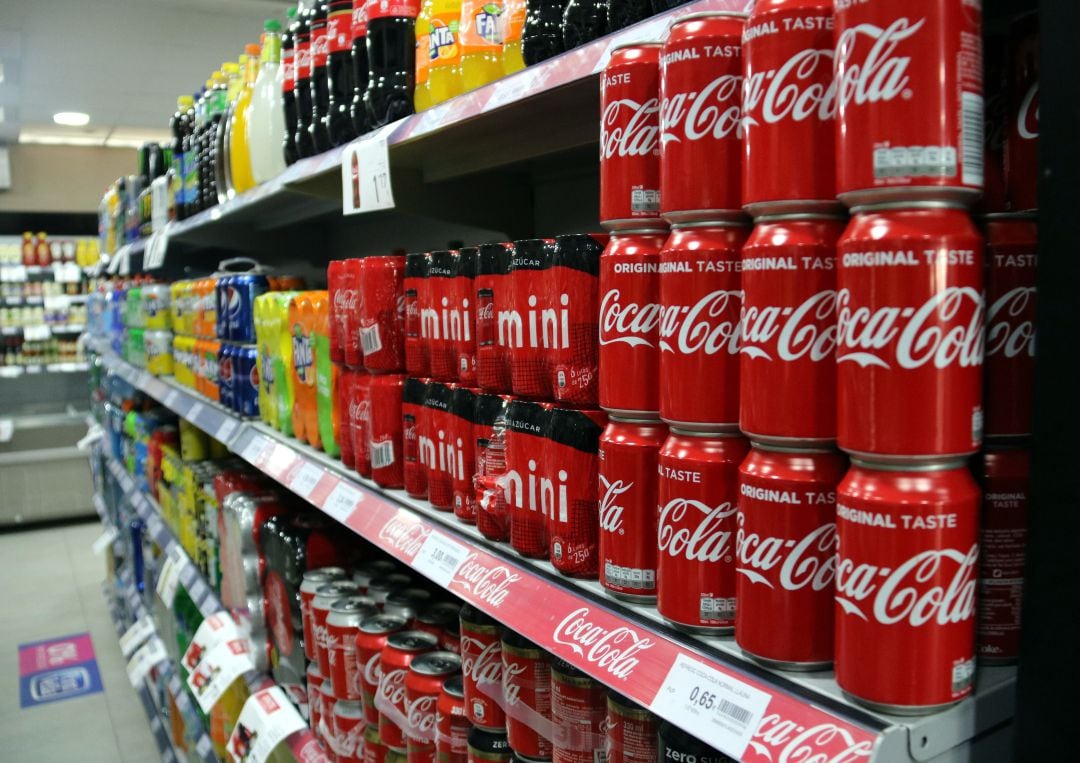 Imagen de las estanterías con bebidas azucaradas de un supermercado