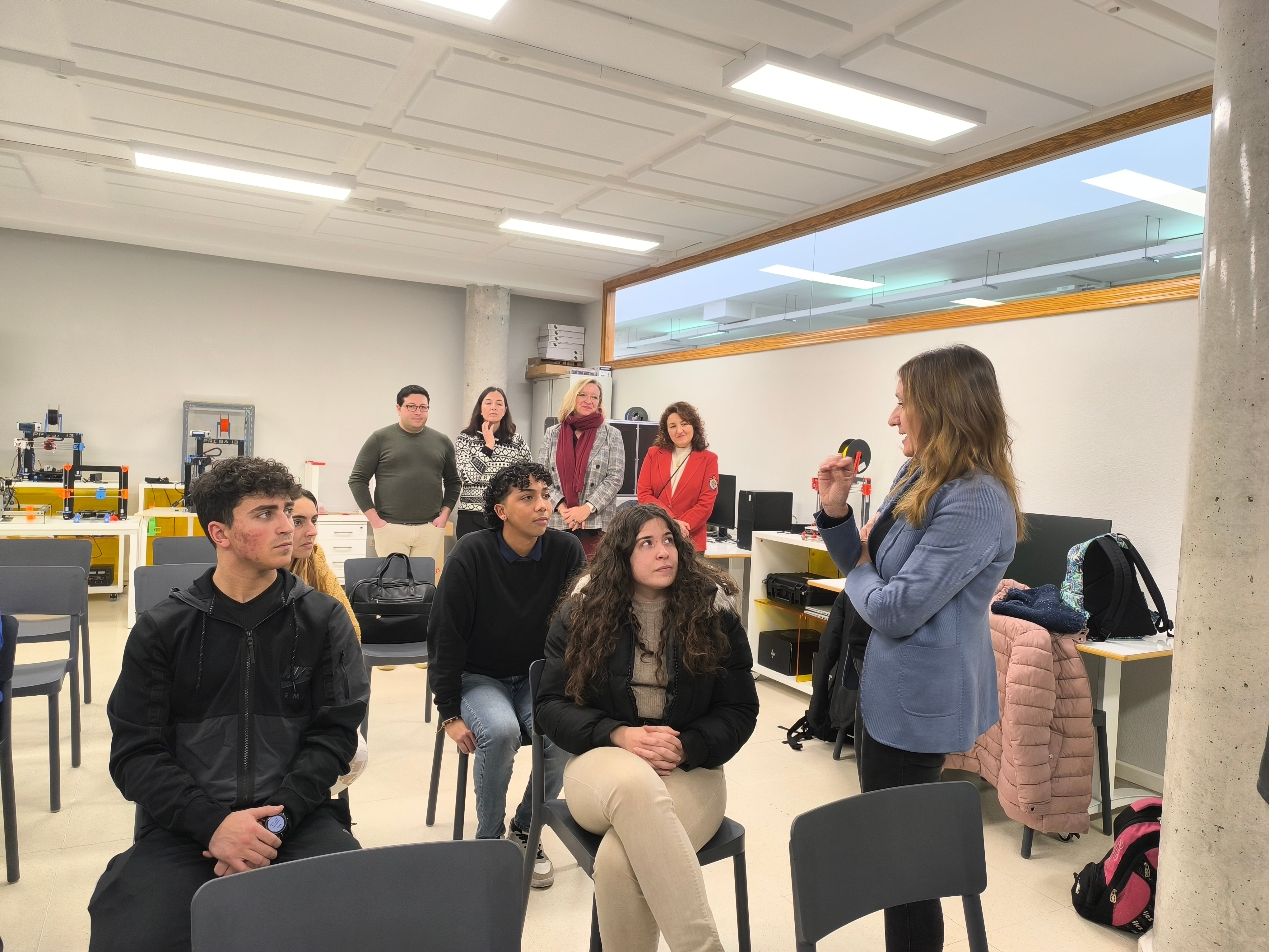 Rocío Lucas durante su visita al IES Trinidad Arroyo de Palencia