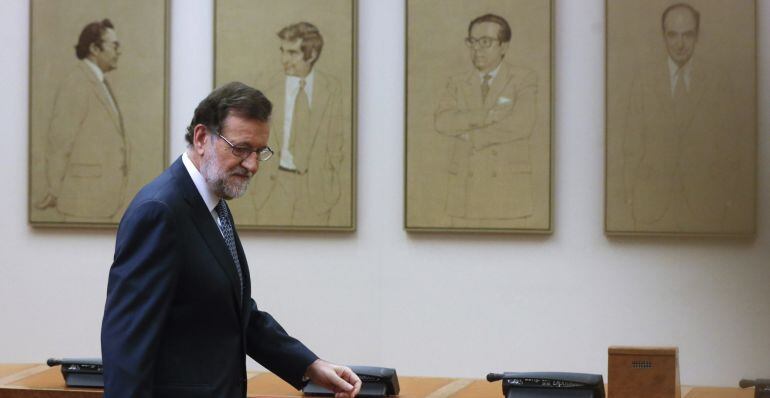 El jefe del Gobierno en funciones, Mariano Rajoy, a su llegada a la reunión que ha mantenido hoy en el Congreso con los diputados del PP.