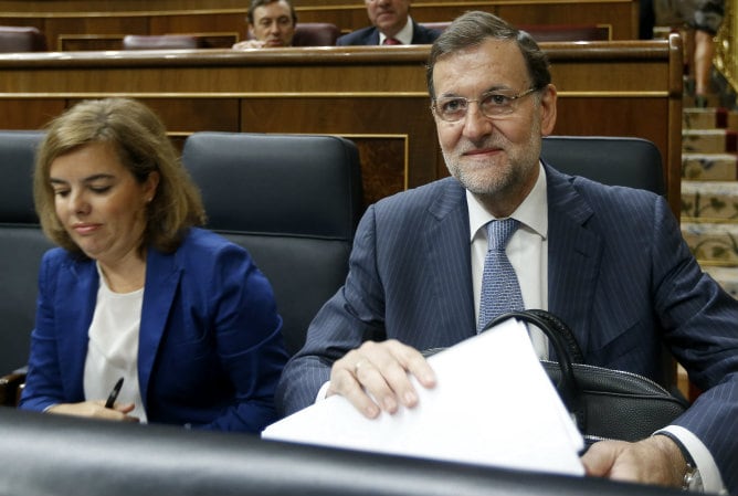 El presidente del Gobierno, Mariano Rajoy, junto a la vicepresidenta, Soraya Sáenz de Santamaría, al inicio de la sesión de control al Ejecutivo en el Congreso de los Diputados