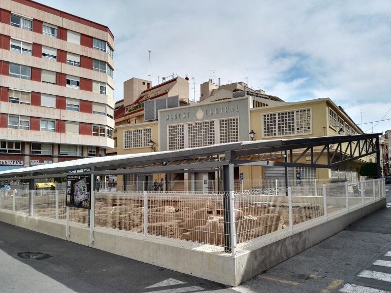 Imagenes del antiguo edificio con los baños árabes encontrados en primer plano