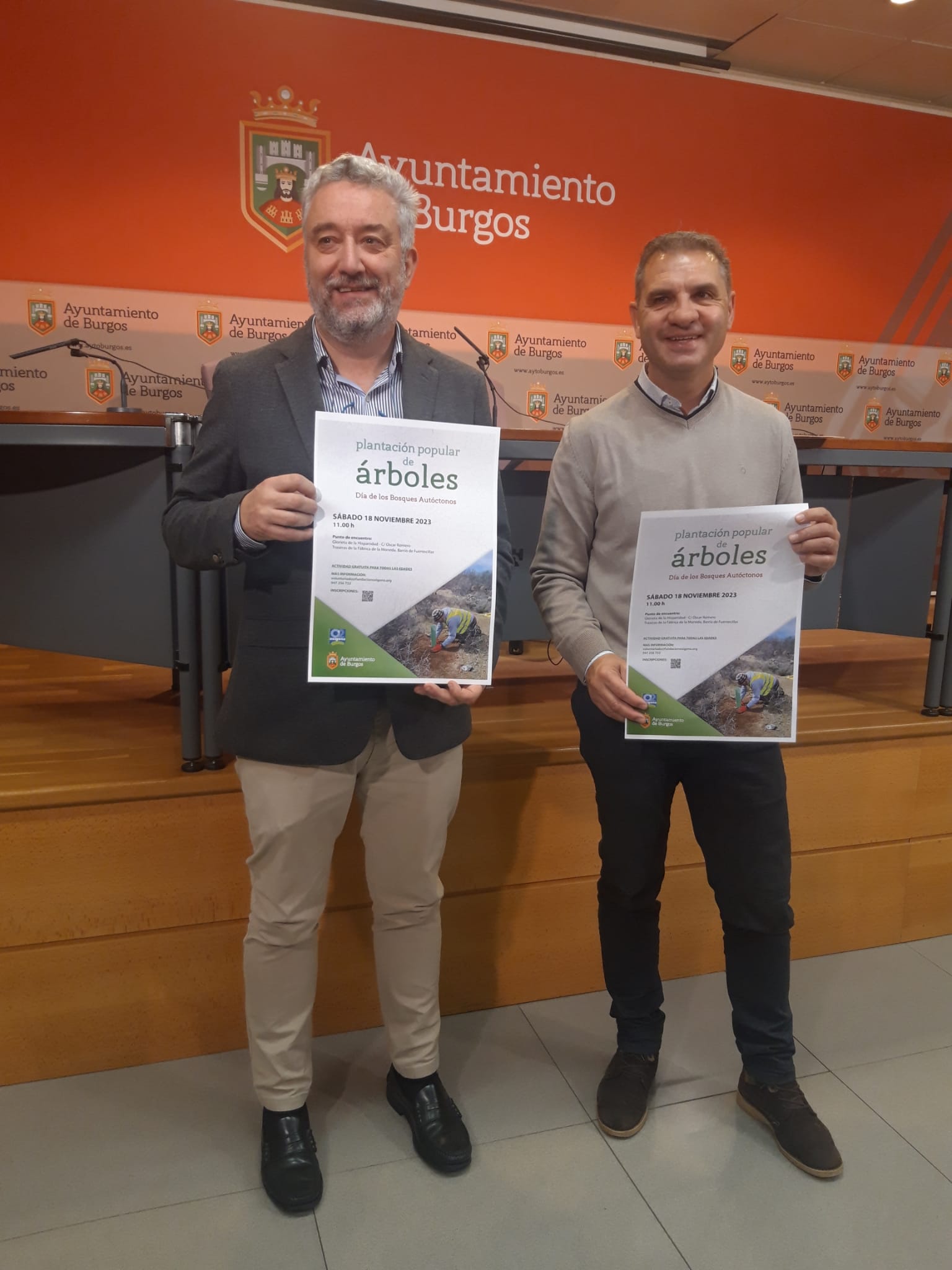 El concejal de Medio Ambiente, Carlos Niño (izda) con el director de la Fundación Oxígeno, Roberto Lozano, han presentado la plantación prevista este sábado