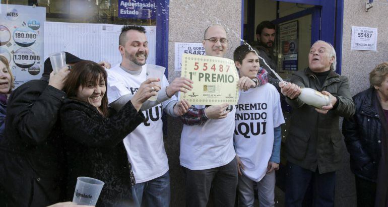 Los vecinos de Leganés celebran que el primer premio del sorteo extraordinario de la lotería de &#039;El Niño&#039; ha sido vendido en la administración número 4