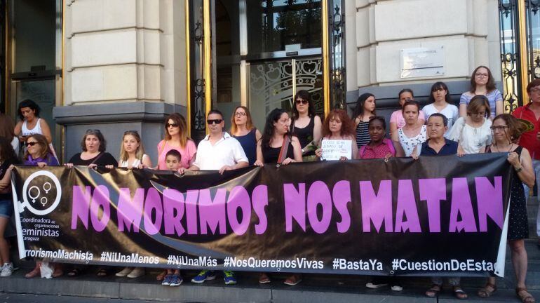 Amigas, vecinas y familiares de Raquel han sostenido la pancarta 