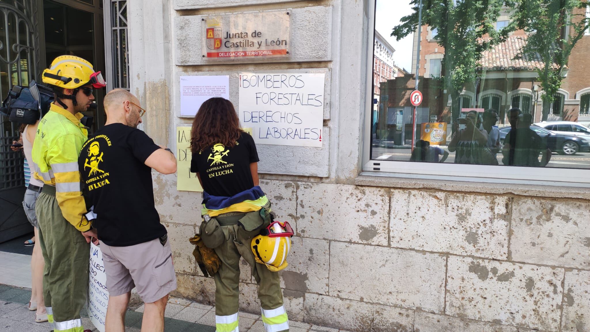 Compañeros del fallecido poco antes del minuto de silencio