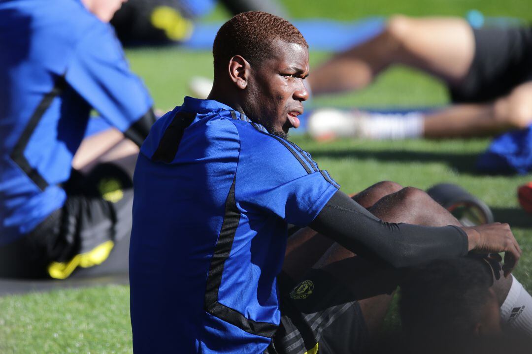 Paul Pogba entrenando con sus compañeros en Perth.