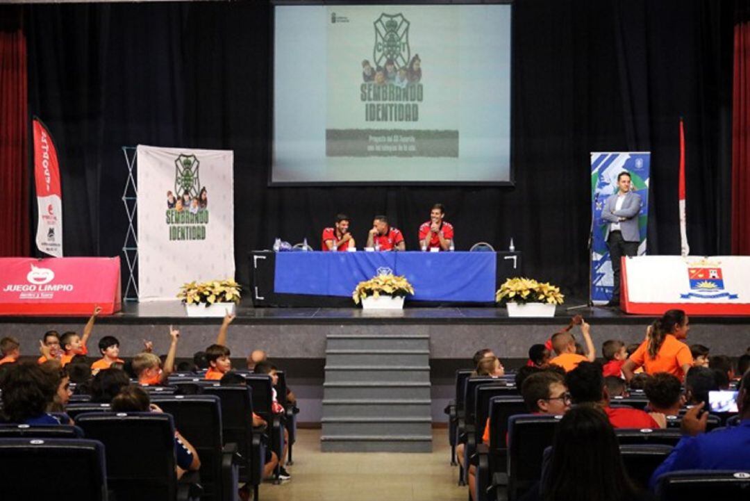 Imagen correspondiente a una visita del CD Tenerife a escolares de Adeje.