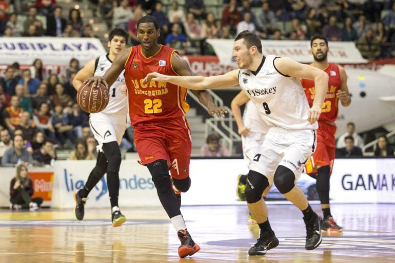 GRA212. MURCIA, 08/03/2015.- El escolta estadounidense de UCAM Murcia Thomas Kelati (2i) controla el balón ante el escolta letón de Bilbao Basket Dairis Bertans (d), durante el partido de la vigésimotercera jornada de la liga ACB disputado hoy en el Palacio de los Deportes de Murcia. EFE/Marcial Guillén