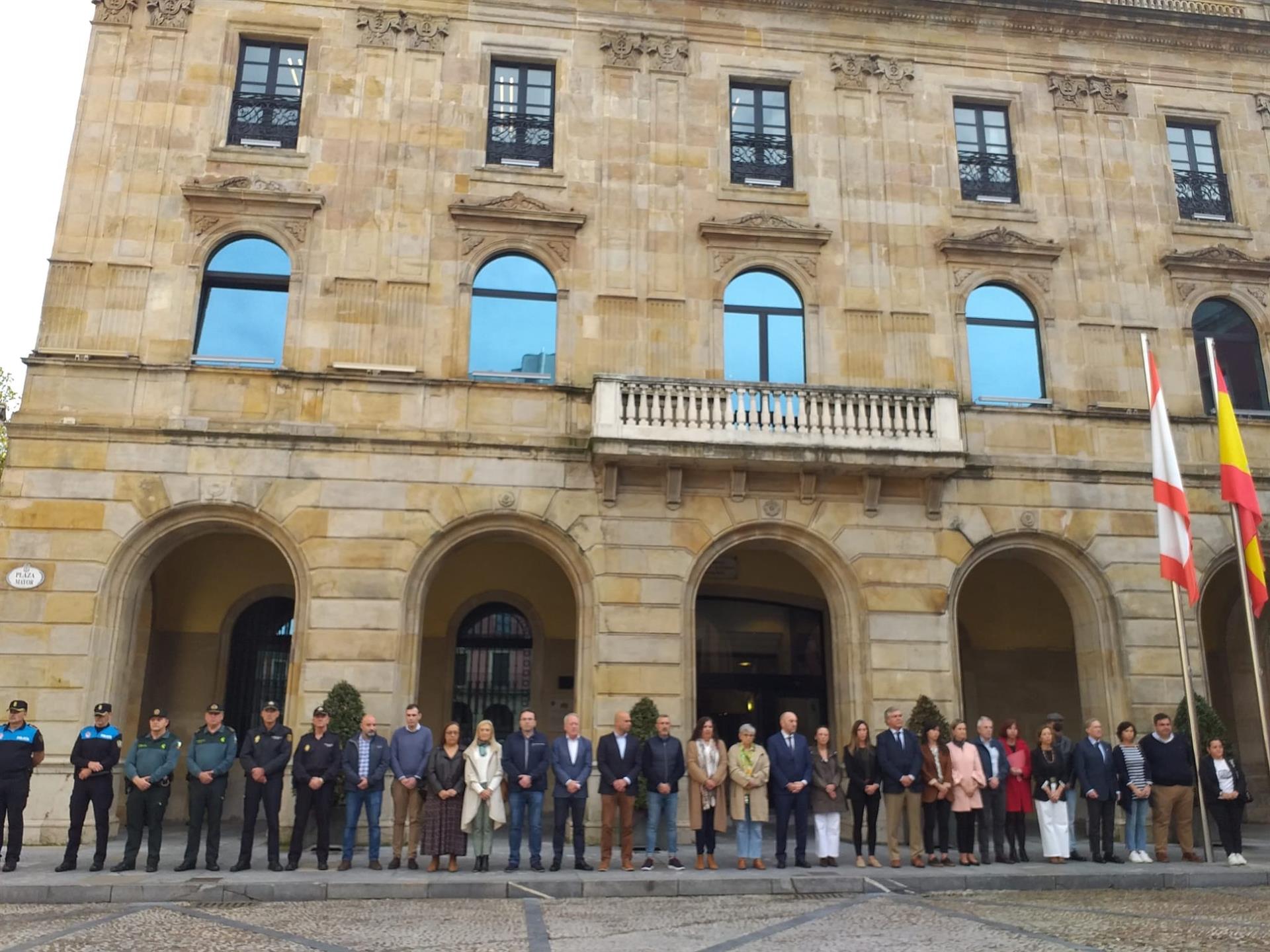 Minuto de silencio por la pequeña Olivia en la Plaza Mayor de Gijón