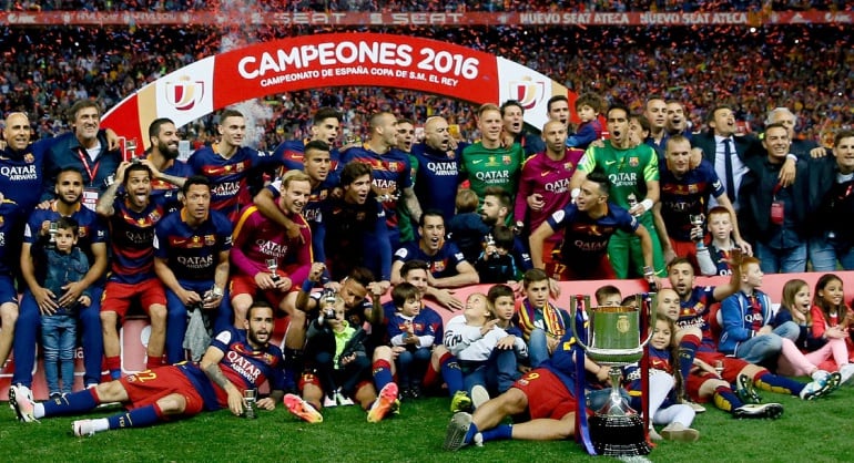 Los jugadores del FC Barcelona posan con el trofeo tras vencer al Sevilla en la final de la Copa del Rey 