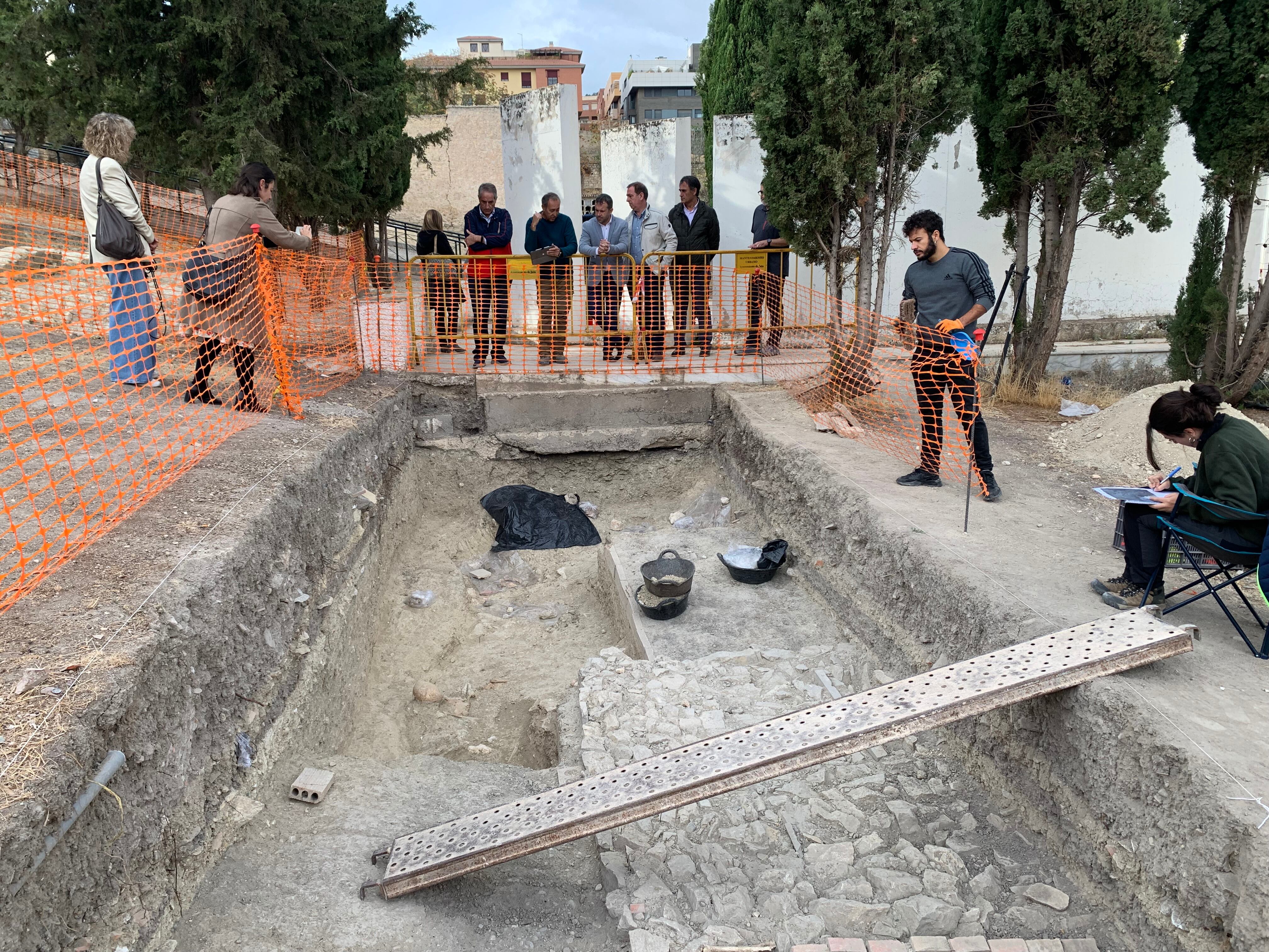 El alcalde de Jaén, Julio Milln (tercero por la izquierda), visita la Fosa 702 del cementerio de San Eufrasio.