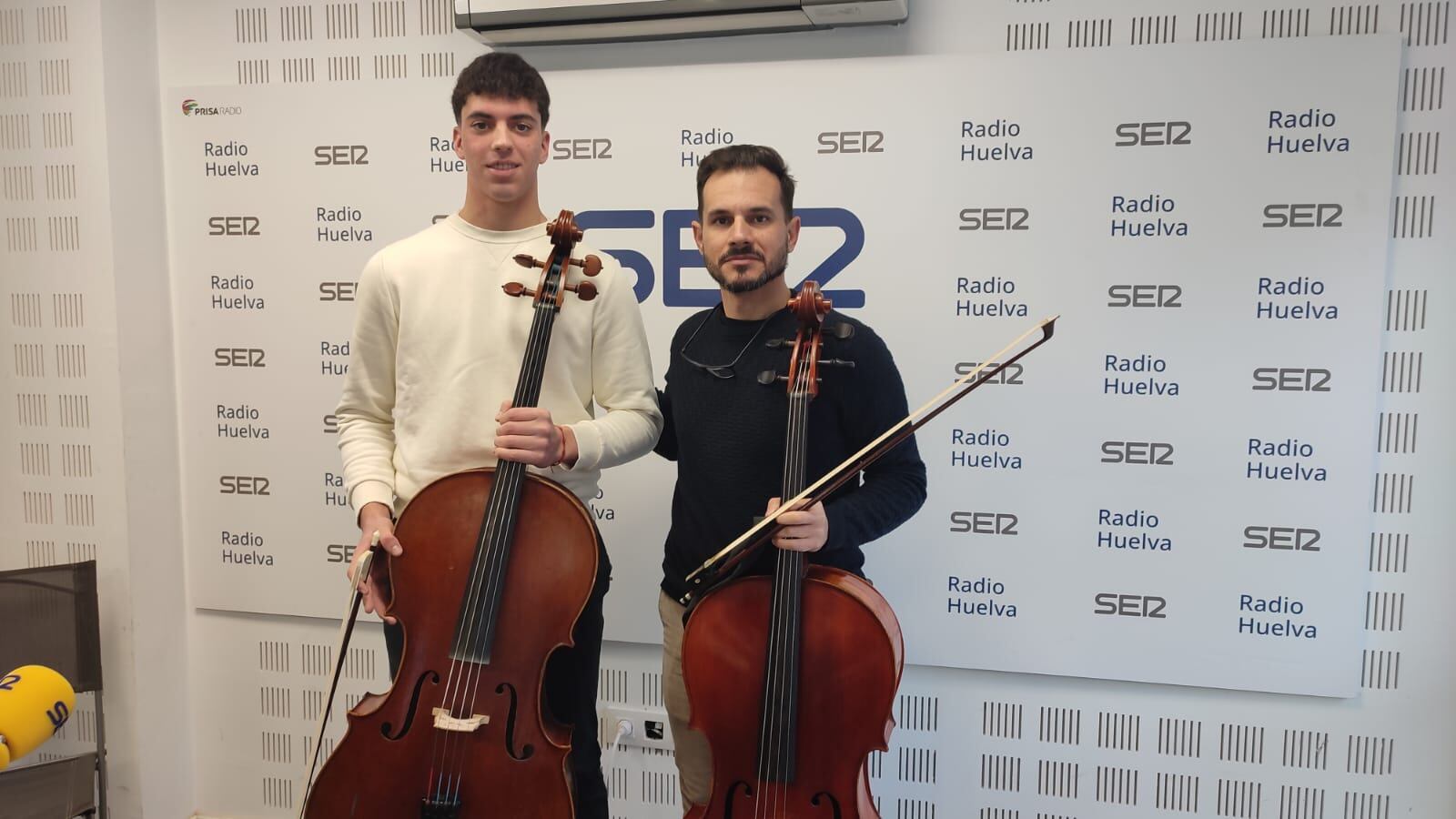 Sergio Lazo, violonchelista junto al profesor Carlos García
