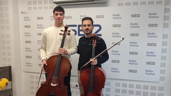 Sergio Lazo, violonchelista junto al profesor Carlos García