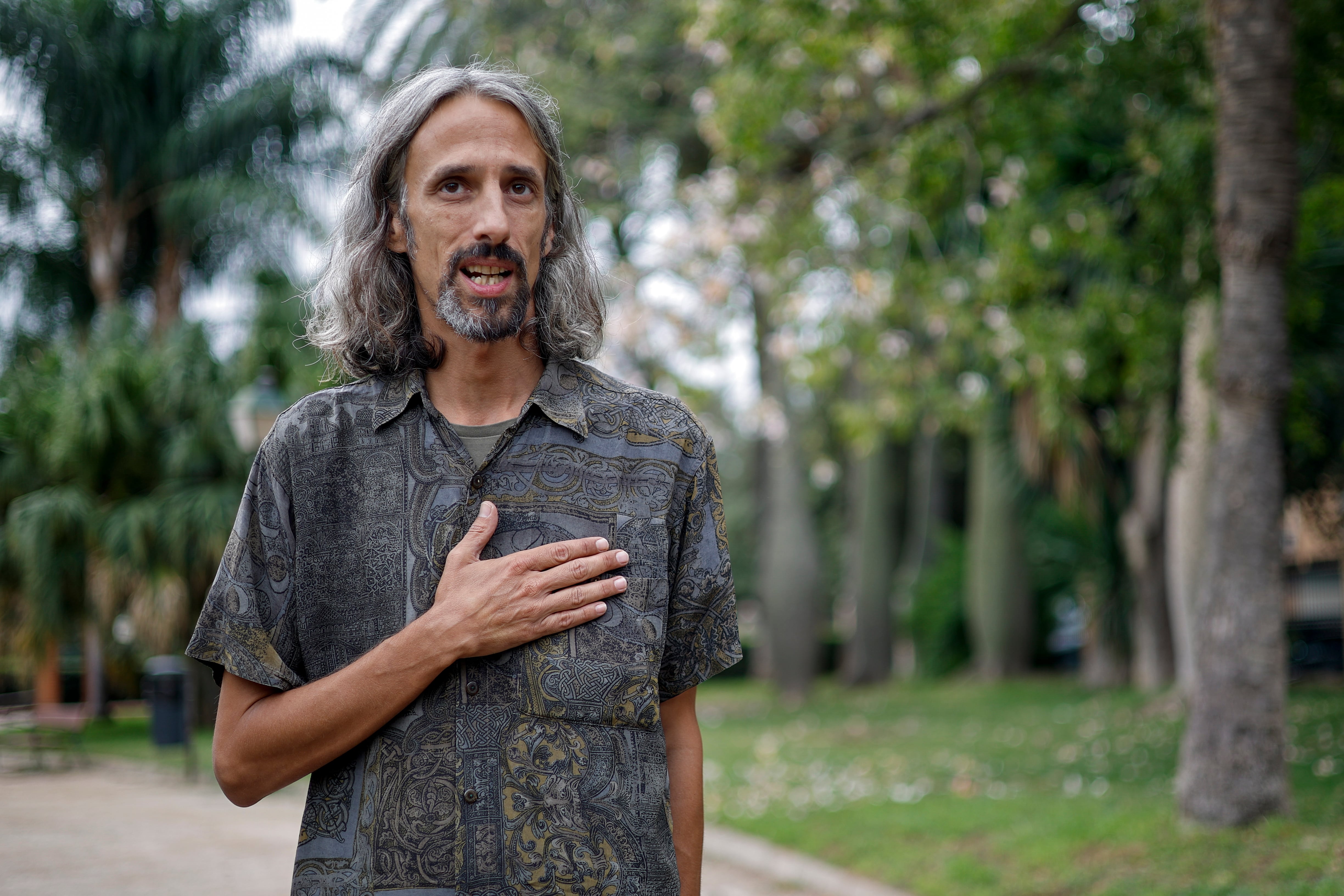 GRAFCVA9650. VALENCIA, 06/10/2025.- El diputado de Compromís en Les Corts Valencianes Juan Bordera, uno de los 21 activistas españoles de la Flotilla Global Sumud liberados por Israel tras haber firmado el documento aceptando que su entrada en el país fue ilegal, durante su comparecencia ante los periodistas este lunes en la que ha asegurado que en los últimos días ha vivido "una pesadilla" pero, a pesar de ello, volvería mañana "sin duda". EFE/Biel Aliño