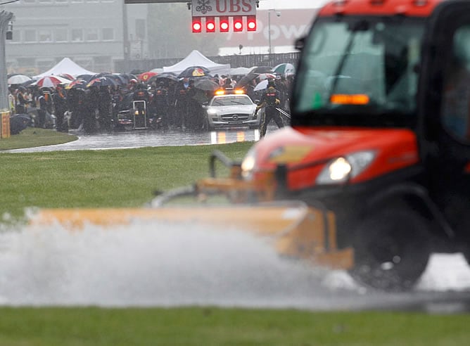 Los coches se reguardan de la lluvia