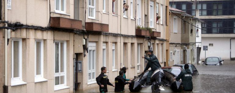 Varias personas aguardaban en sus casas a ser rescatadas por agentes de los Grupos Especiales de Actividades Subacuáticas de la Guardia Civil