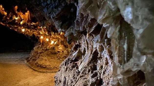 Interior de la primera cueva que se visita donde se realizó una cata en busca del mineral.