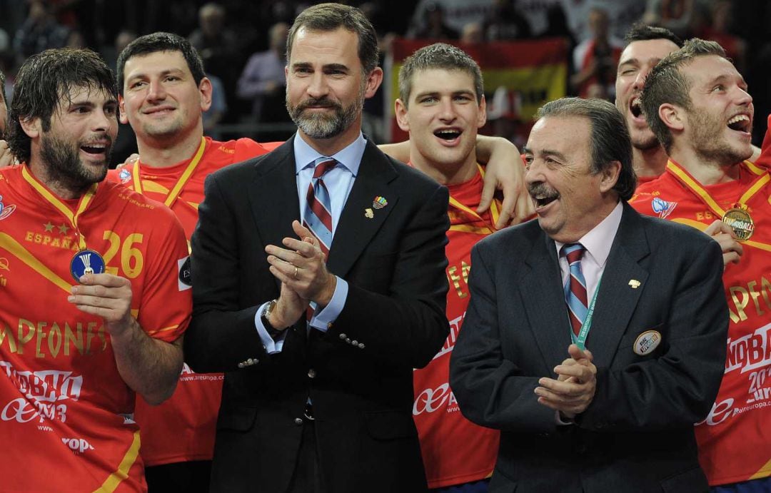 Juan de Dios Román celebra la victoria de España en el Mundial 2013 con Felipe VI.