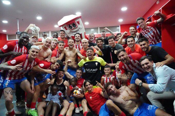 La plantilla celebra el triunfo