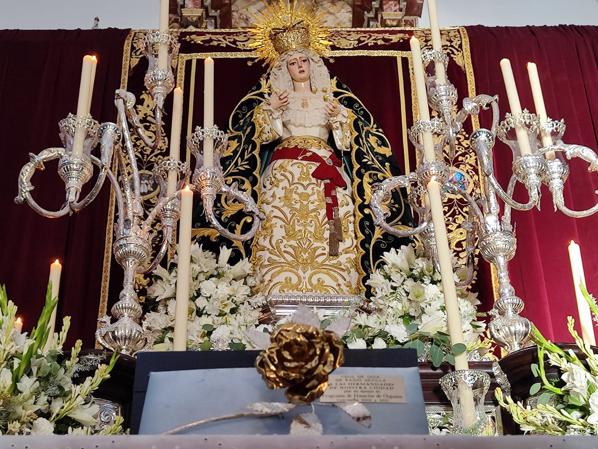 La Rosa de Pasión de Cruz de Guía, ante la Virgen de la Soledad de Bollullos de la Mitación.