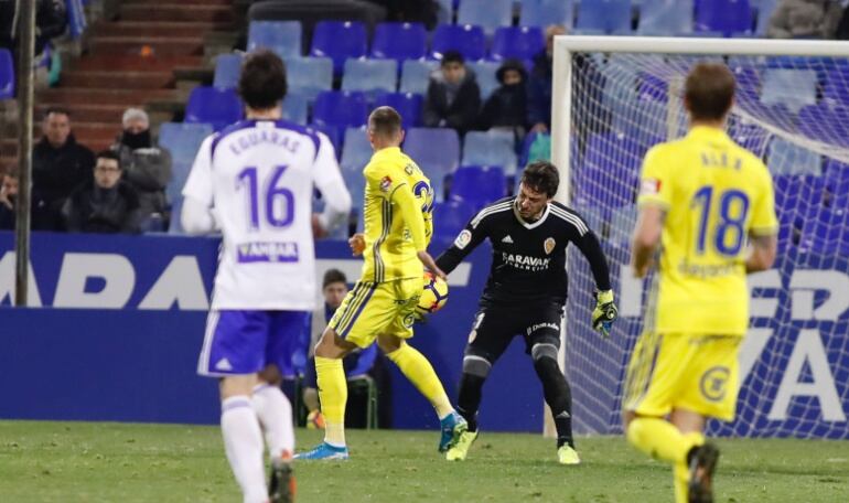 Cristian Alvarez fue expulsado en el partido de la primera vuelta por tocar el balón con la mano fuera del área