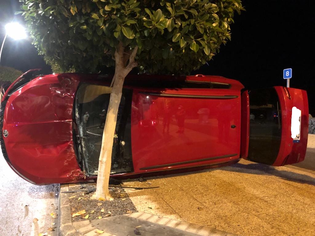 El vehículo volcado en la Avenida de las Playas de Puerto del Carmen.