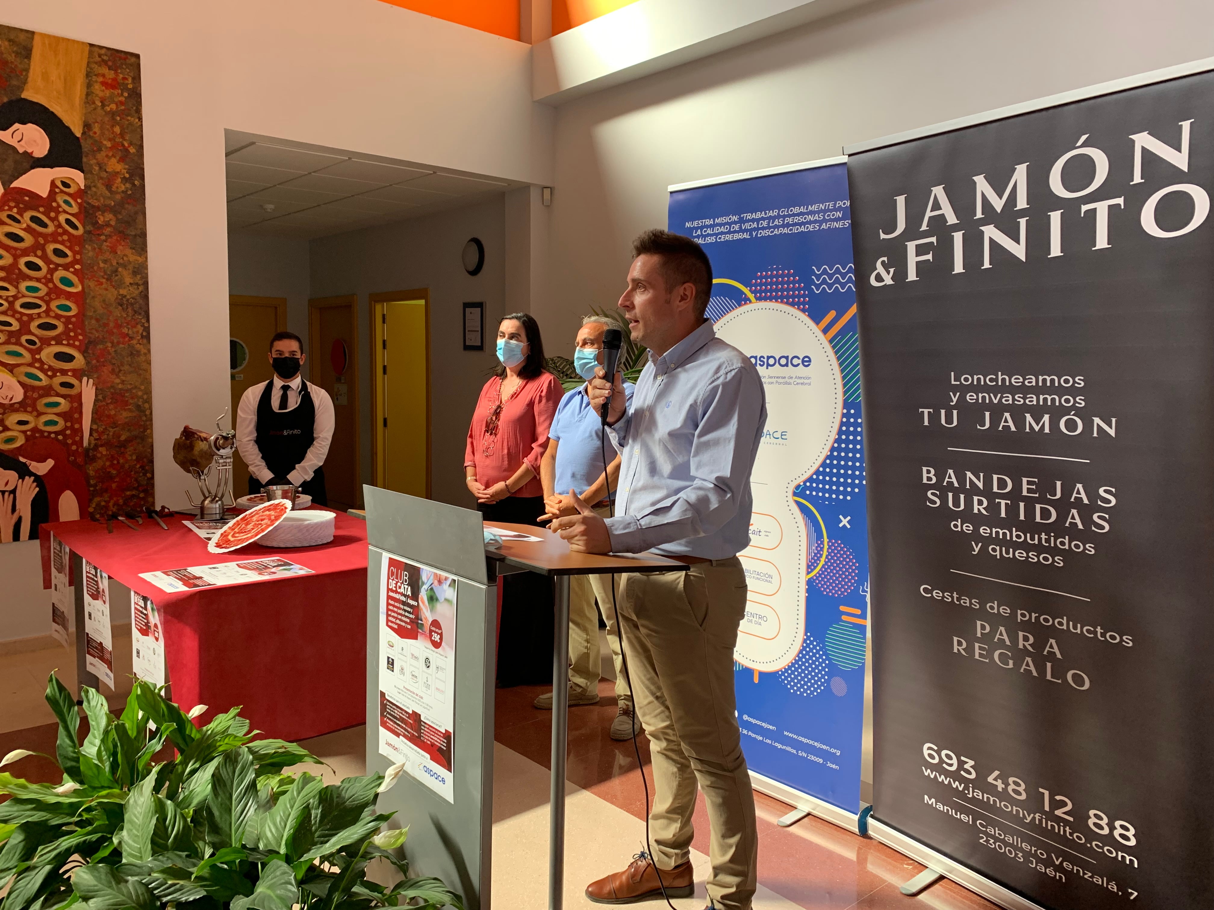 El director técnico de Jamón & Finito, Jesús Serrano, durante su intervención en la presentación del Club de Cata.